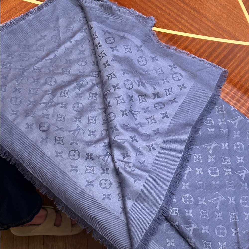 Louis Vuitton Blue Monogram Fringed Shawl scarf authentic - Picture 3 of 4